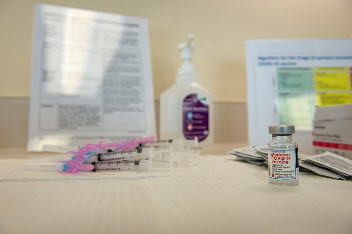 UE aprueba segunda vacuna contra el virus, que causa récord de muertes diarias en el mundo