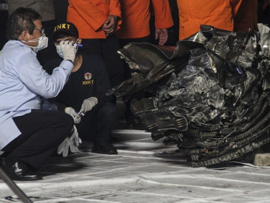 Recuperados restos humanos y partes del fuselaje del Boeing que se estrelló en Indonesia