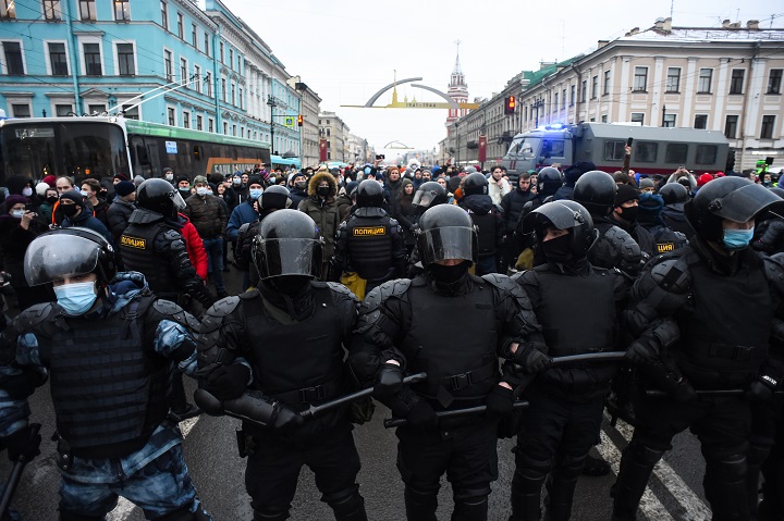 Más de 1.000 arrestos en Rusia y enfrentamientos en Moscú durante manifestaciones por Navalni