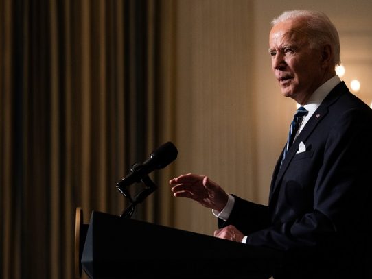 Biden revocará las normas que limitan el acceso al aborto