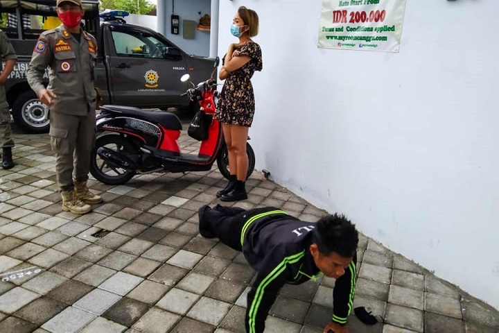 Extranjeros sin mascarillas en Bali obligados a hacer flexiones