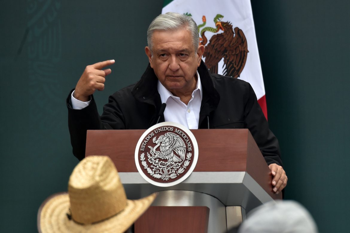 Presidente de México llama "cobarde" al hombre que agredió a Macron
