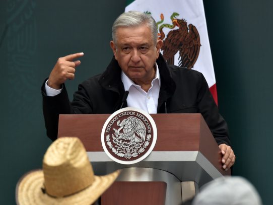 Presidente mexicano López Obrador anuncia que tiene covid-19