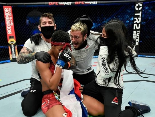 La panameña Joselyne Edwards triunfa en su debut en la UFC