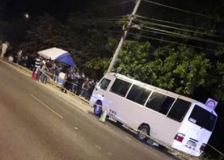 Un hombre es asesinado dentro de un bus en Villa Grecia
