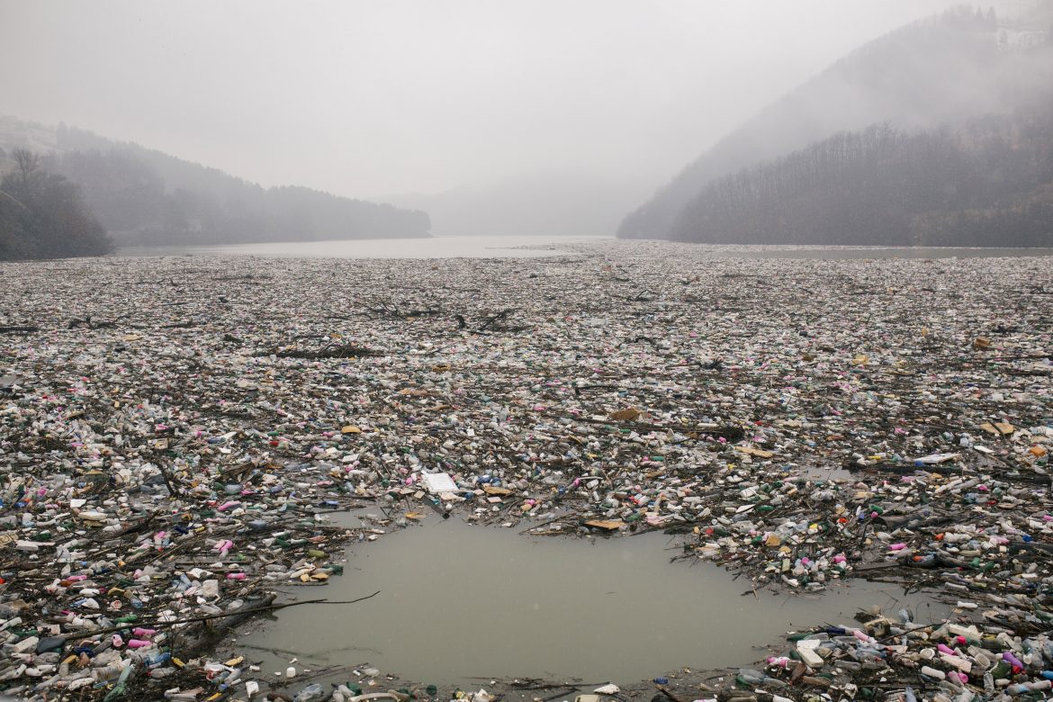 Islas de basura emergen en los Balcanes