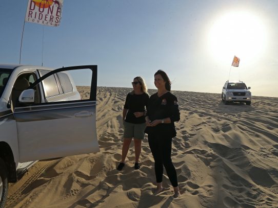 En Catar, una mujer en el cerrado club de conductores del desierto