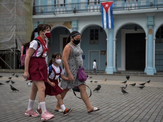 La Habana reduce el transporte y cierra escuelas para contener al covid-19