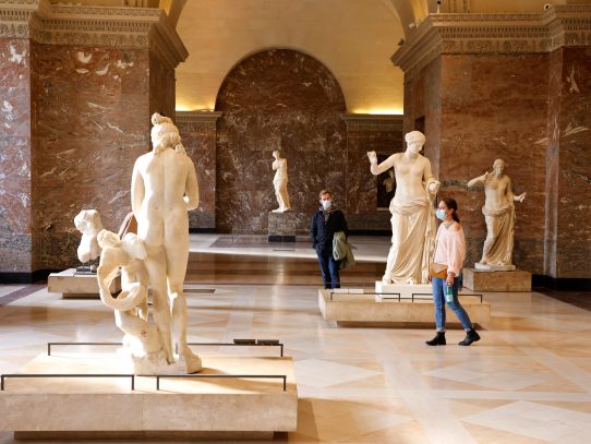 Las visitas al Louvre cayeron 72% anual en 2020