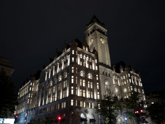 Trump cede su hotel en Washington y cierta forma de influencia