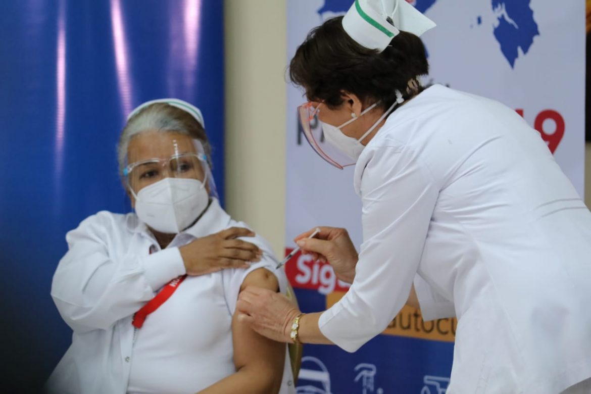 Panamá comenzó proceso de inmunización con personal médico
