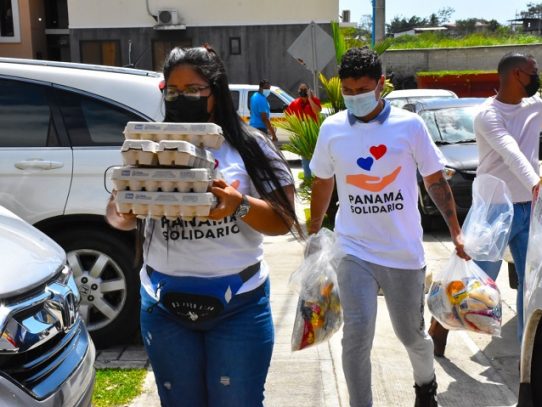 Voluntarios se han unido para entregar más de 14 mil bolsas de comida para afectados por Covid-19