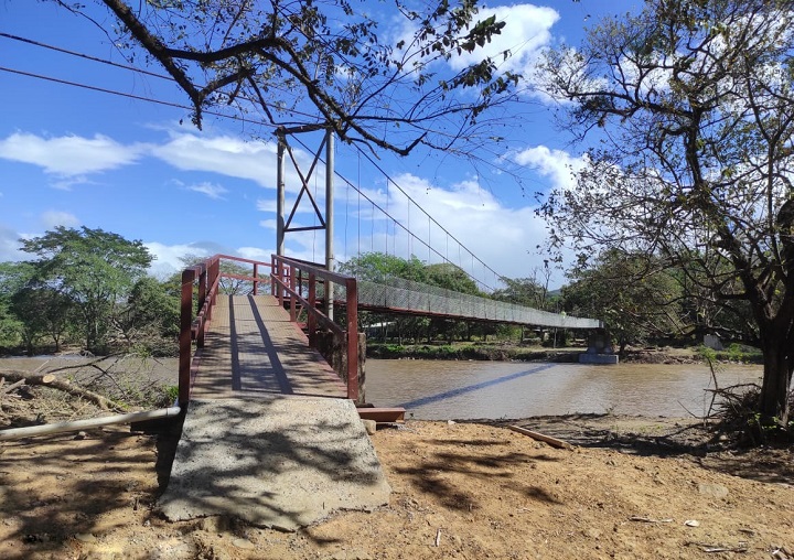 Construcción del puente colgante peatonal sobre el río Fonseca con avance del 95%