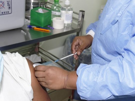 HSMA ha vacunado al 30% de su personal sanitario que atiende en salas COVID-19