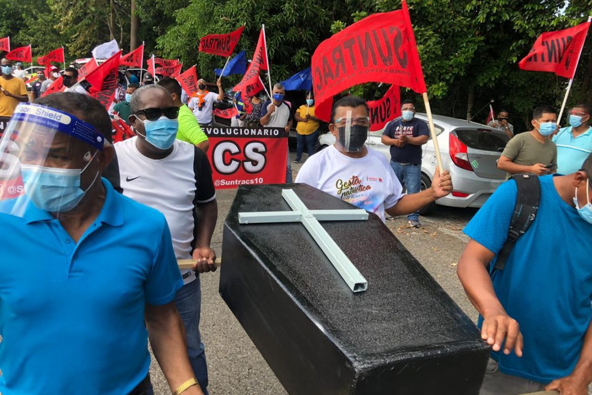 Trabajadores protestan en sede de la CSS en Clayton