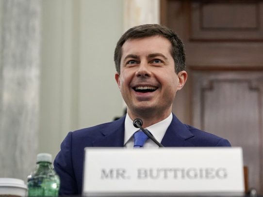 Buttigieg se convierte en el primer miembro abiertamente gay de un gabinete de EE.UU.