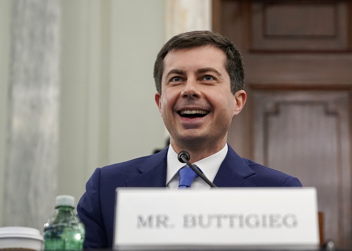 Buttigieg se convierte en el primer miembro abiertamente gay de un gabinete de EE.UU.
