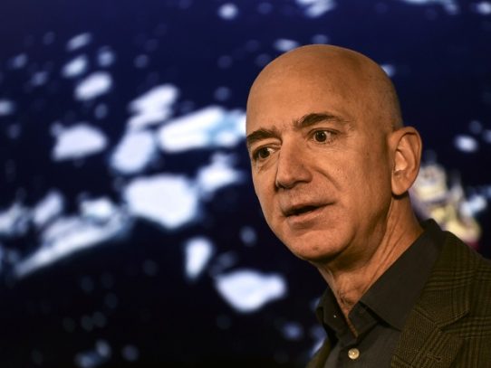 Jeff Bezos, la cabeza en el espacio pero los pies en la tierra