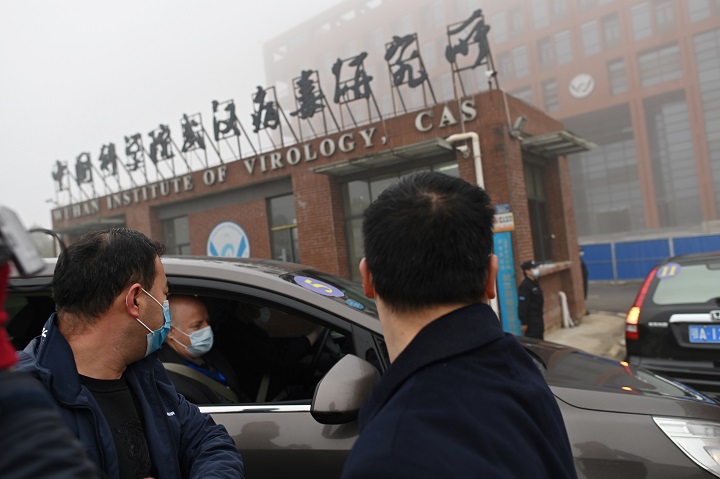 OMS sigue buscando respuestas en Wuhan y la UE se plantea administrar vacunas china y rusa