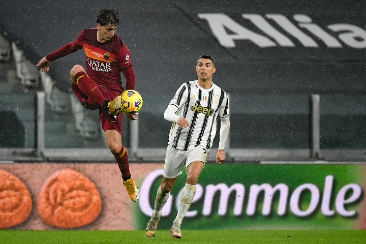 Ronaldo festeja los 36 con un gol ante la Roma que vale el tercer puesto