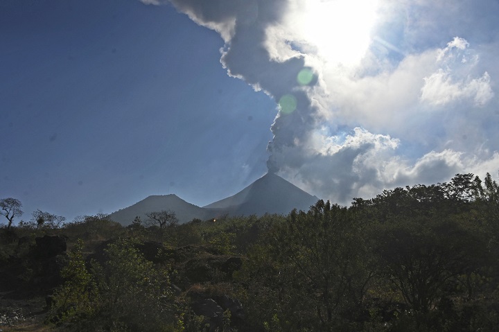 Disminuye actividad eruptiva en dos volcanes de Guatemala