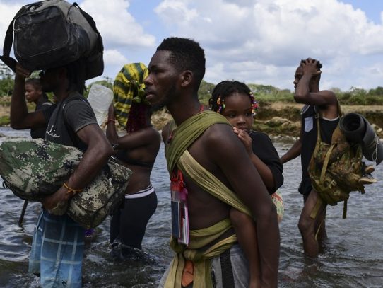 Entre la vida y la muerte, migrantes cruzan jungla panameña hacia EE.UU.