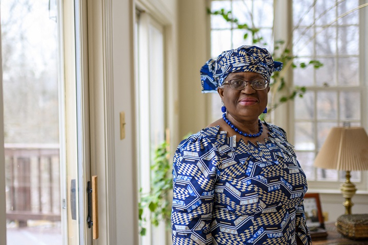 La OMC nombra por primera vez a una mujer como jefa, una nigeriana
