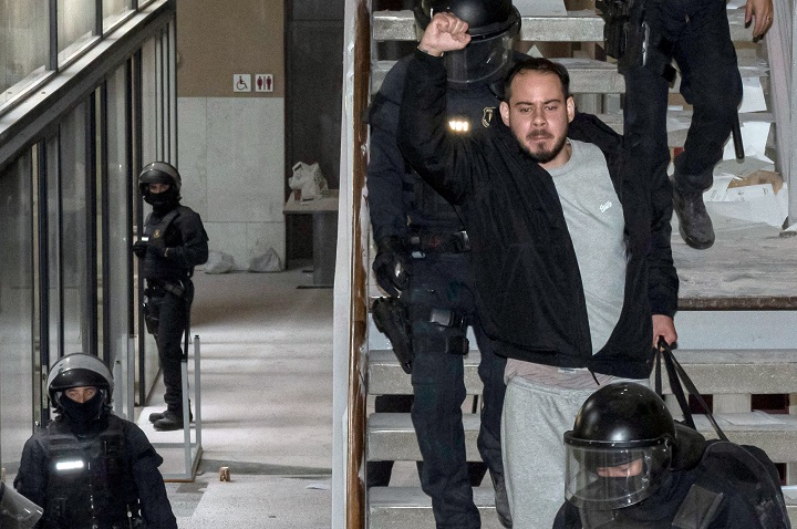 Encarcelan en España a rapero condenado por tuits, en medio de gran polémica