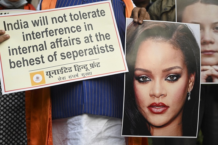Polémica en India por una foto de Rihanna en toples con una imagen del dios Ganesh