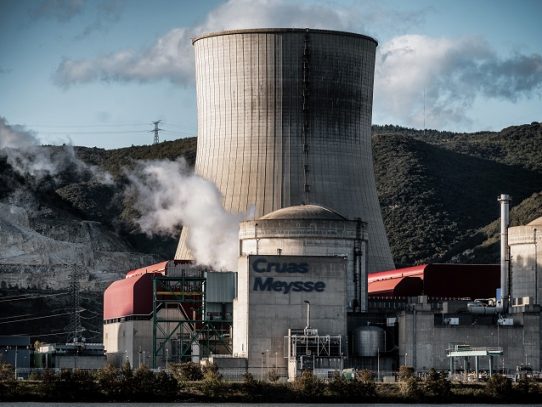Francia abre la vía a prolongar por 10 años el permiso de sus reactores nucleares más viejos