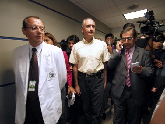 Un nuevo ministro de Salud asume en Perú, el quinto en pandemia
