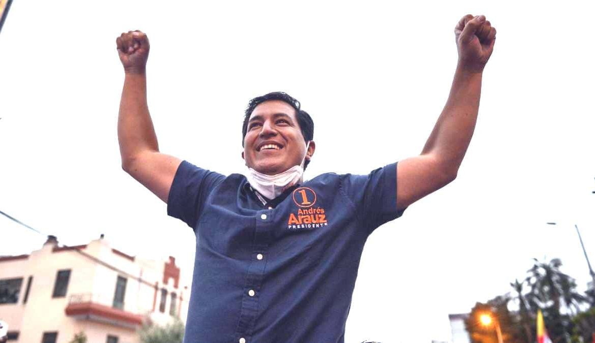 Izquierdista Arauz se adjudica "triunfo contundente" en comicios en Ecuador