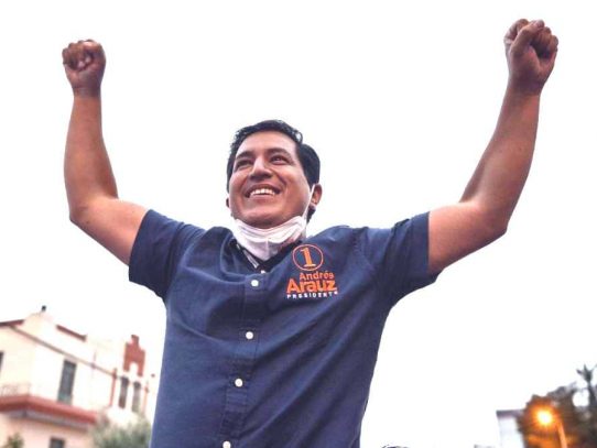 Izquierdista Arauz se adjudica "triunfo contundente" en comicios en Ecuador
