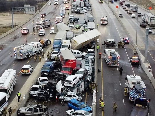 Al menos cinco muertos en colisión masiva en autopista de Texas