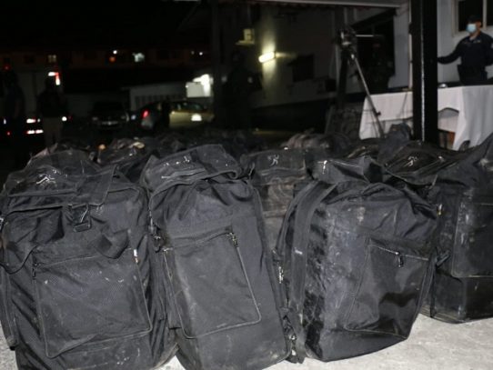 Decomisan  3,665 paquetes con droga en un puerto en Colón