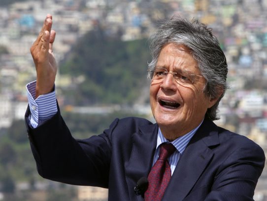 Lasso, a la cabeza del balotaje presidencial en Ecuador tras escrutinio de 51%