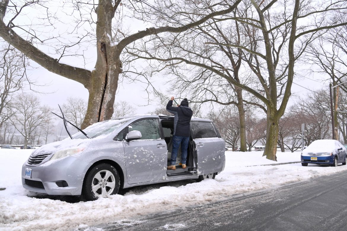 Cerca de 200,000 hogares sin luz por tormenta de nieve en el este de EE.UU.