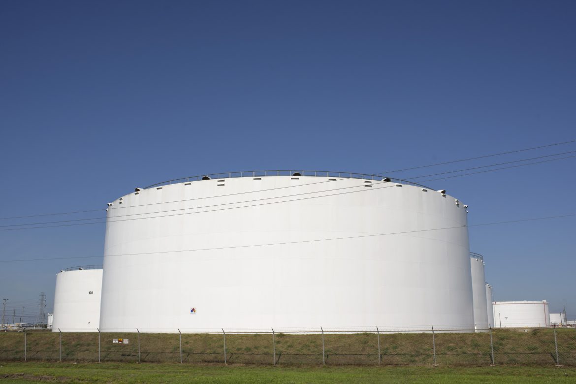 El barril de petróleo WTI supera los 60 dólares por preocupación por oferta