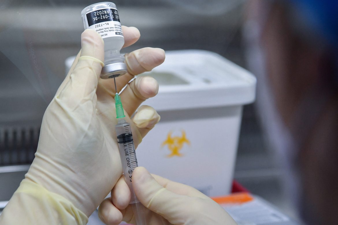 Gobierno comprará vacuna a Pfizer  para inocular a menores de 18 años