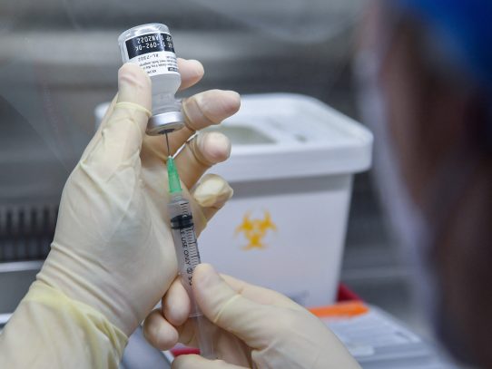 Gobierno comprará vacuna a Pfizer  para inocular a menores de 18 años