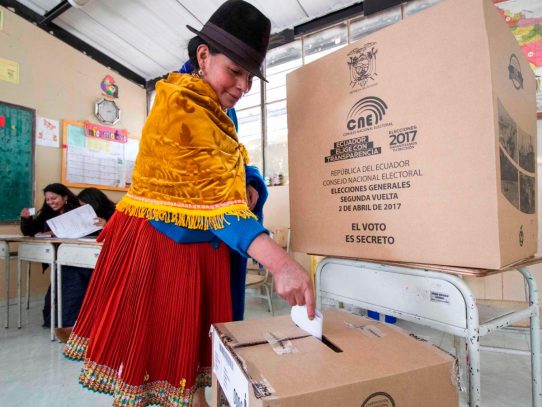 Ecuador vota entre derecha aglutinada e izquierda dividida en medio de pandemia