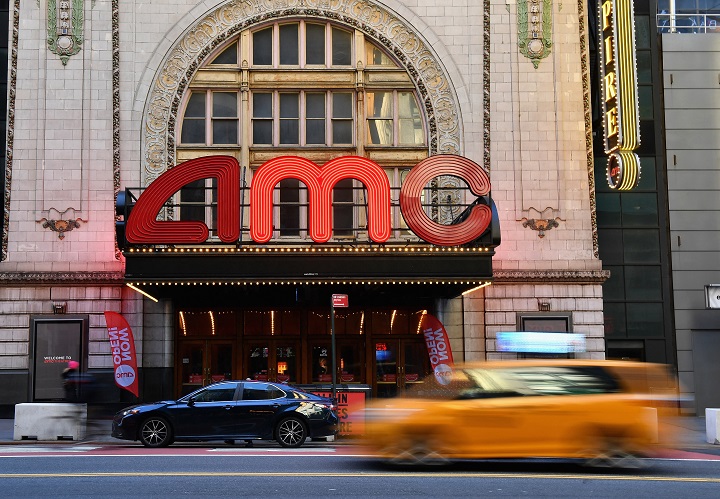 Los amantes del cine retornan a las salas de Nueva York tras un año de pandemia