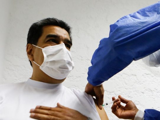 Maduro se vacuna con la Sputnik V, mientras Venezuela se alista para inmunizar a maestros