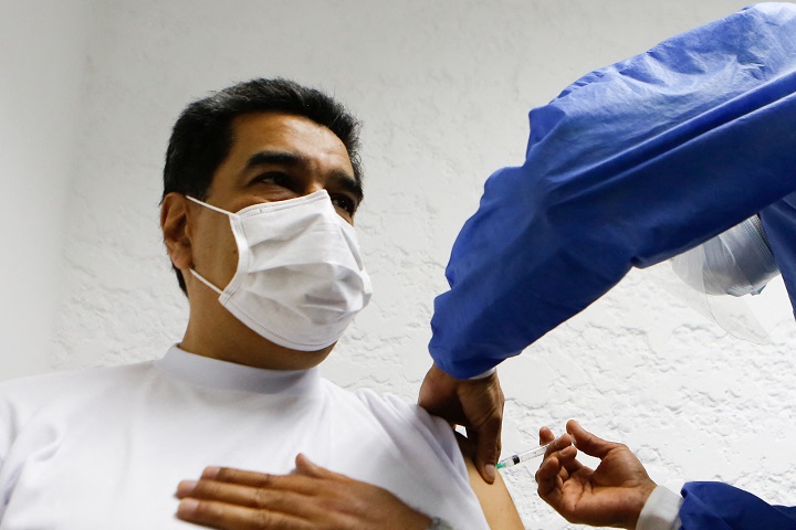 Maduro se vacuna con la Sputnik V, mientras Venezuela se alista para inmunizar a maestros