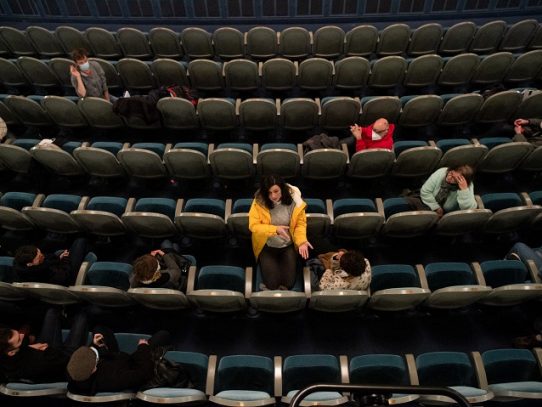 Un teatro ocupado en París para denunciar la "cultura sacrificada" por la pandemia