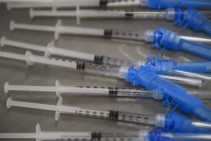 Grupos en EE.UU. envían 6 millones de jeringas a Cuba para vacunación anticovid