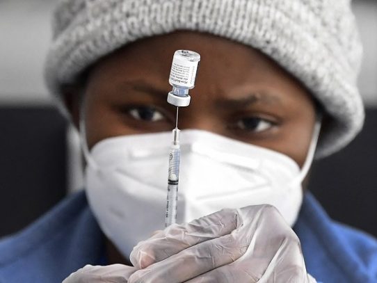 Con casi 100 millones de dosis administradas, EE.UU. recluta más vacunadores contra covid-19