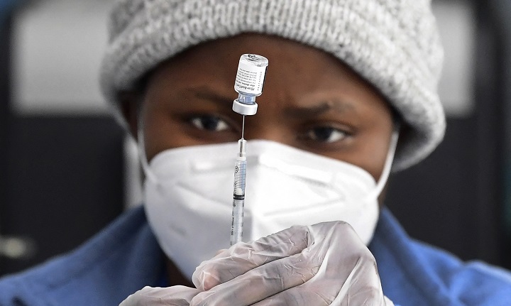 Con casi 100 millones de dosis administradas, EE.UU. recluta más vacunadores contra covid-19