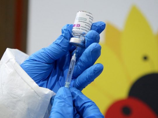 La OMS recomienda seguir vacunando con la vacuna AstraZeneca "por el momento"