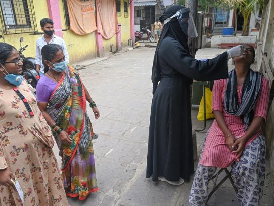 Récord de contagios por covid-19 en Bombay